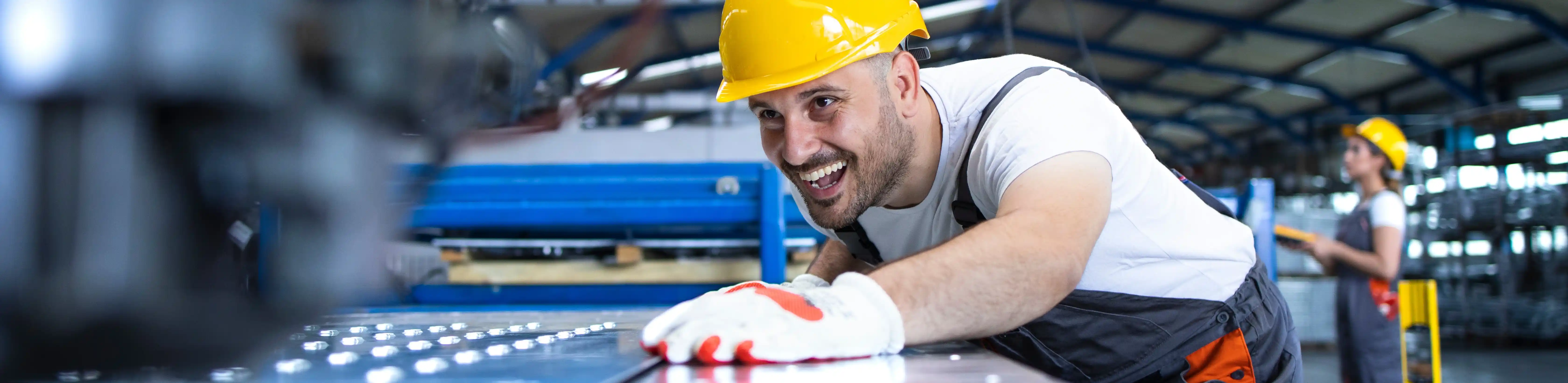Handwerker montiert Fördertechnik designed by aleksandarlittlewolf - Freepik.com
